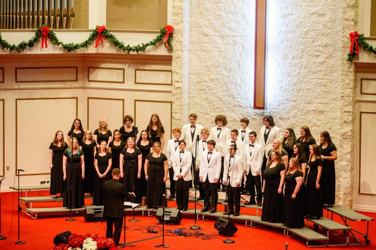 MVHS+and+MVMS+Choirs+combine+for+their+annual+holiday+concert.
